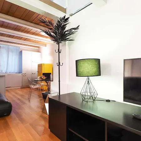 Apartment Charming One Bedroom In Moscova Area Mailand