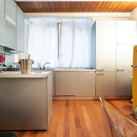 Charming One Bedroom In Moscova Area Apartment