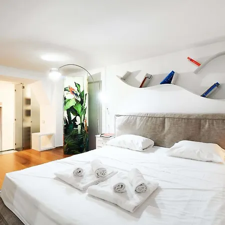 Charming One Bedroom In Moscova Area Apartment